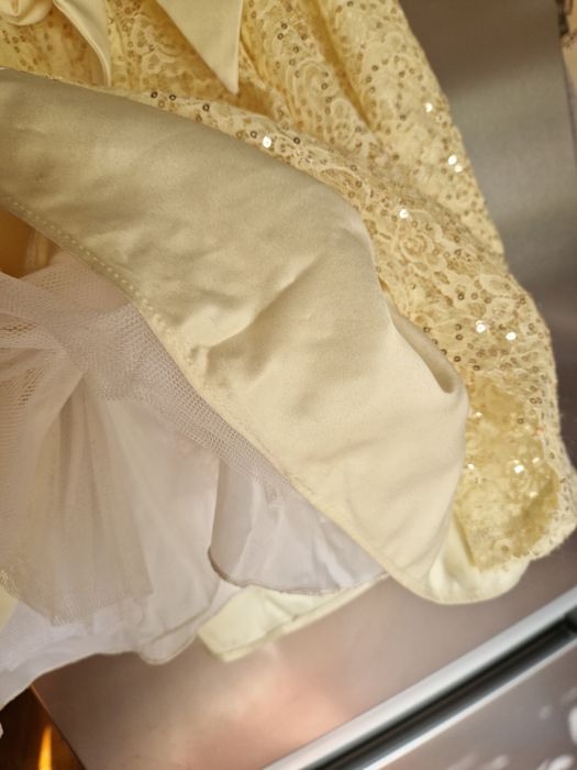 Плаття в паєтках з двома вшитими під'юбниками. 6-8 років