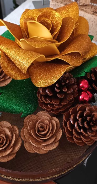 Arranjo de flores em cortiça e eva para o Natal