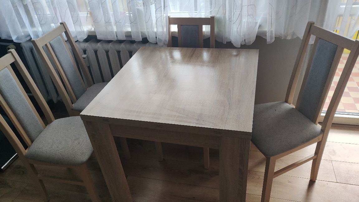 Stół z krzesłami