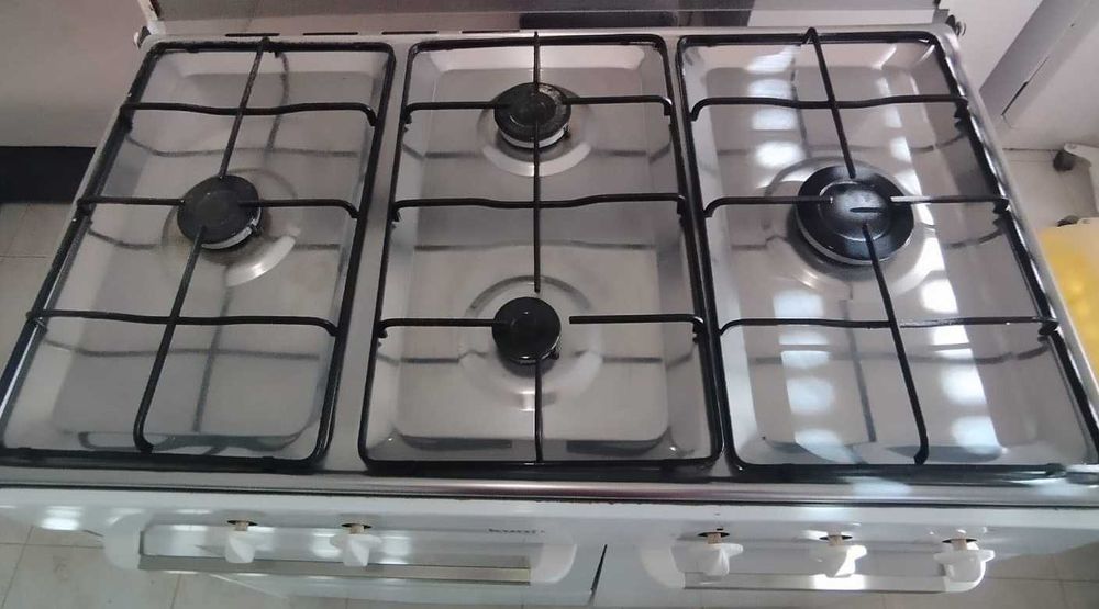 Fogão a gás Kunft de 4 bocas e forno, muito bom estado