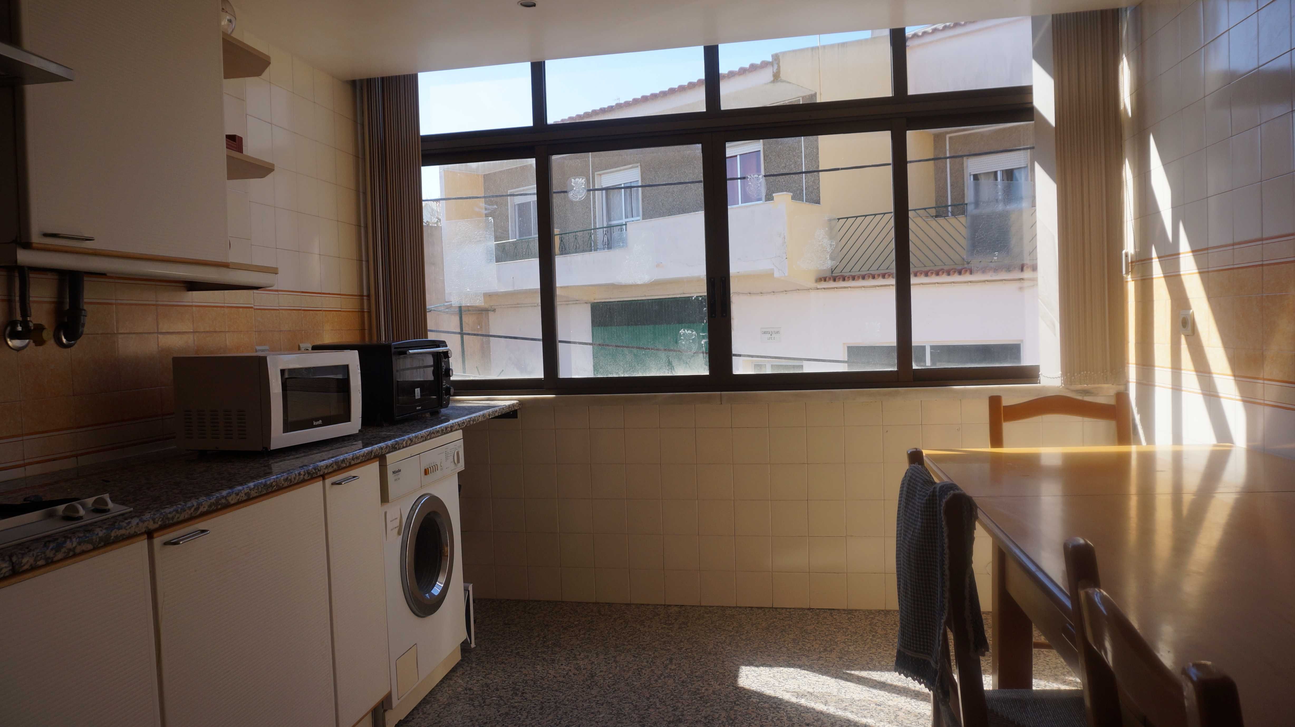 Quarto c/varanda só homens não fumadores tudo incluído 10mnt de Lisboa