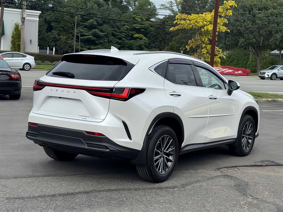 Lexus NX      2022