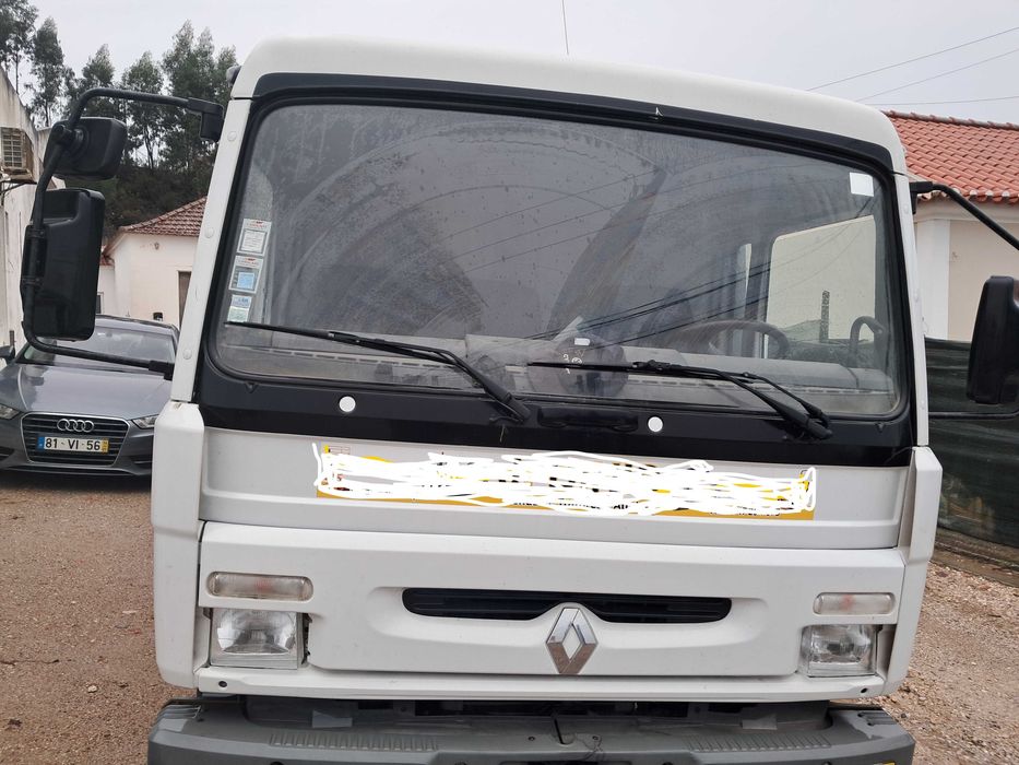 Camion marca Renault com Rampa Hidráulica