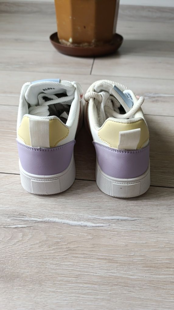 Adidasy kolorowe na grubszej podeszwie