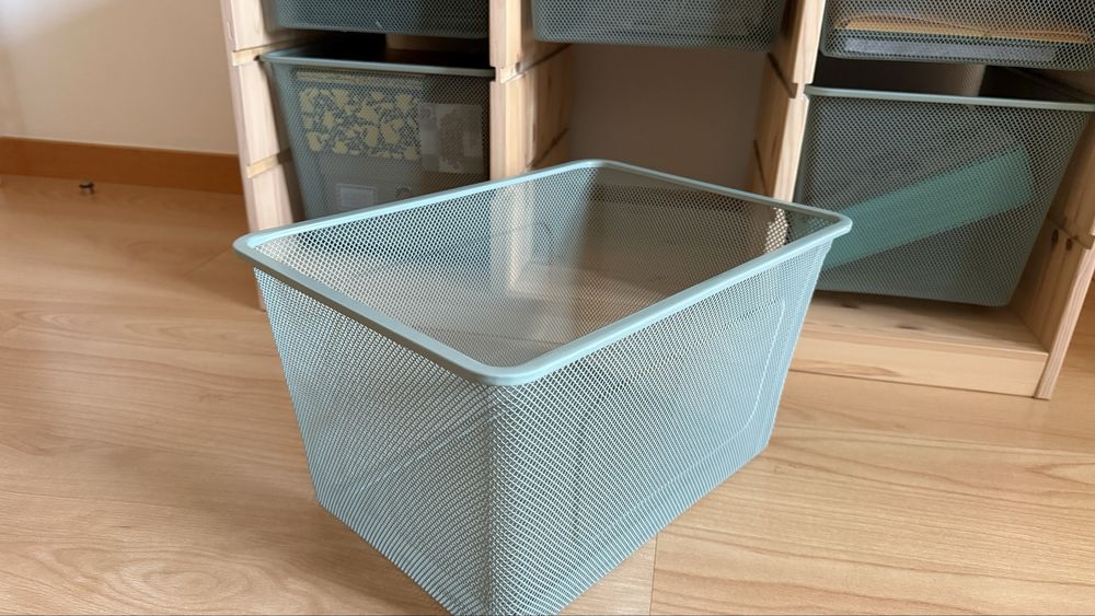 Estante IKEA TROFAST com caixas