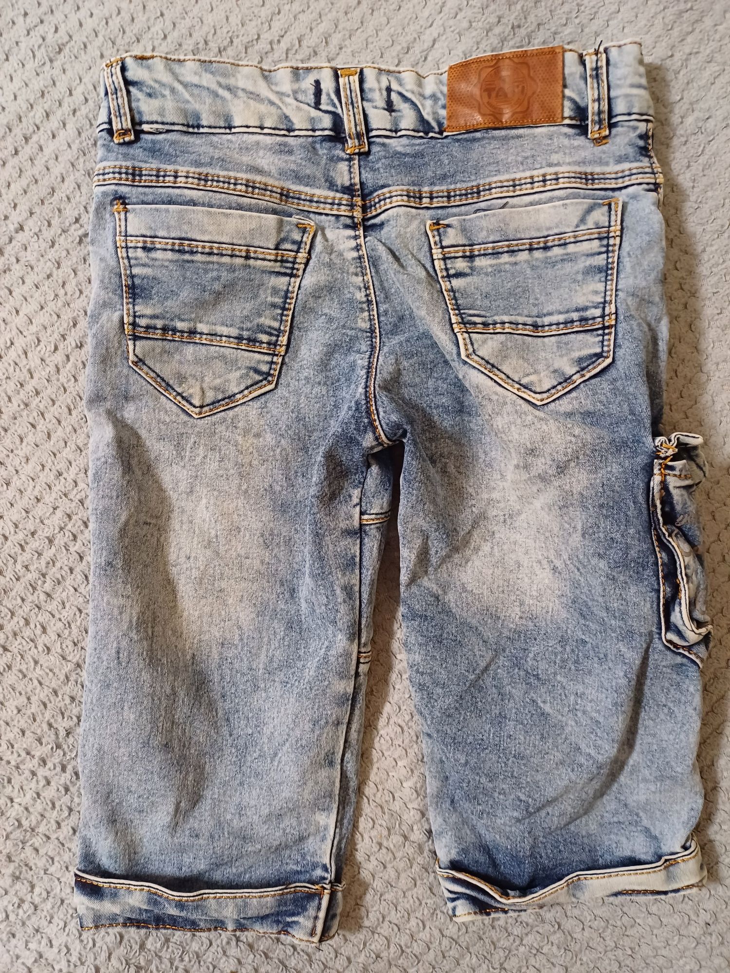 Шорты джинсовые на мальчика 10-11 лет.