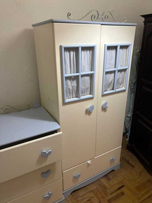 Mobiliário para quarto de criança laçado a branco e azul claro