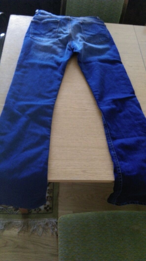 Modne jeansy z przetarciami 34 XS