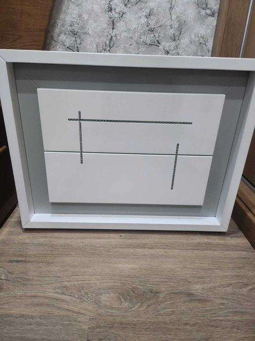 Conjunto de cabeceira, comoda e mesinha de cabeceira.