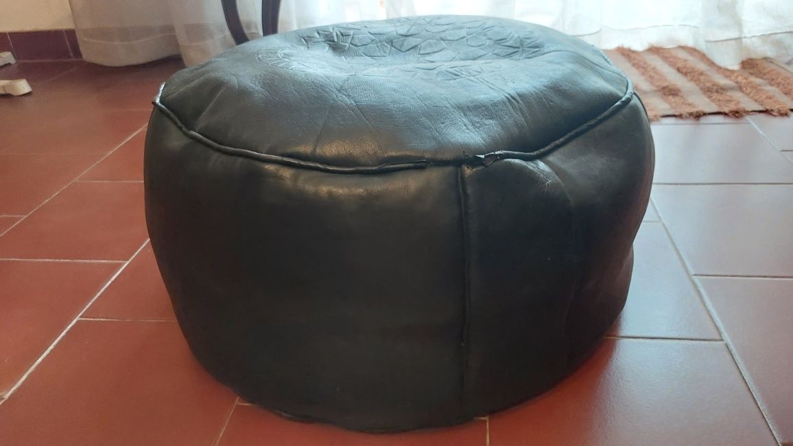 Pufe castanho escuro