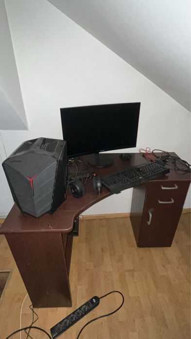 Komputerer lenovo z monitorem(samsung)  myszka i klawiatura