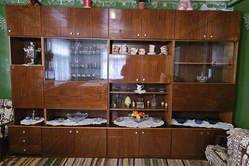 Regał na wysoki połysk