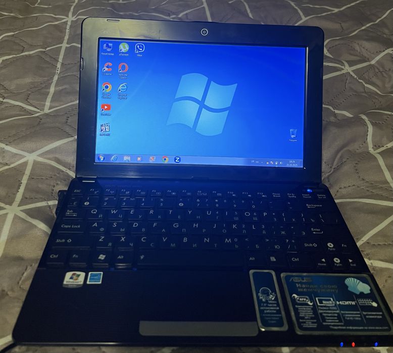Нетбук ASUS у робочому стані