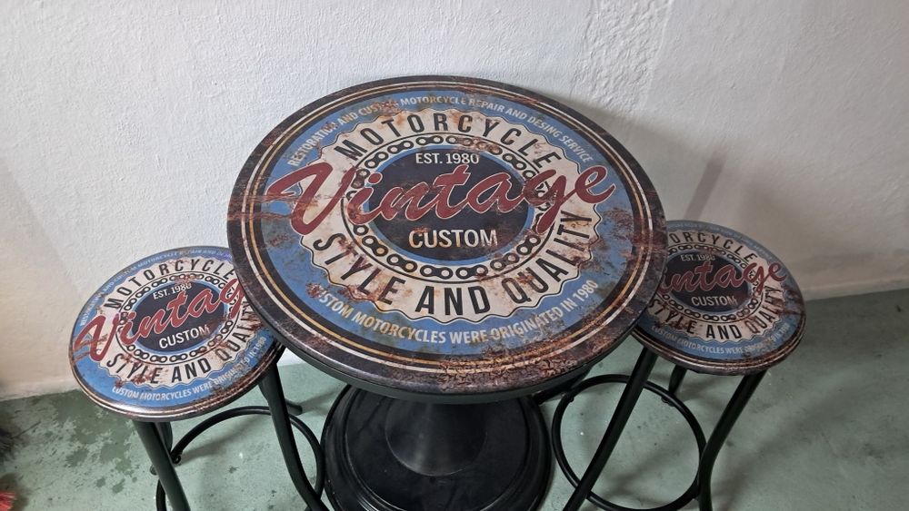 Mesa e bancos vintage