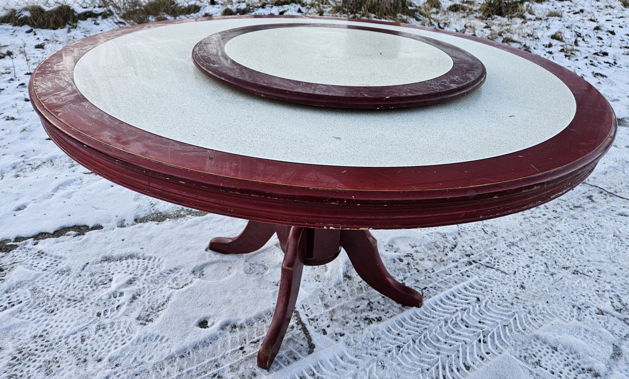 Duży okrągły stół z nadstawką obrotową