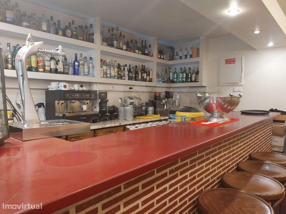 Trespasse de um espaço no centro da cidade de Caldas da Rainha com ...