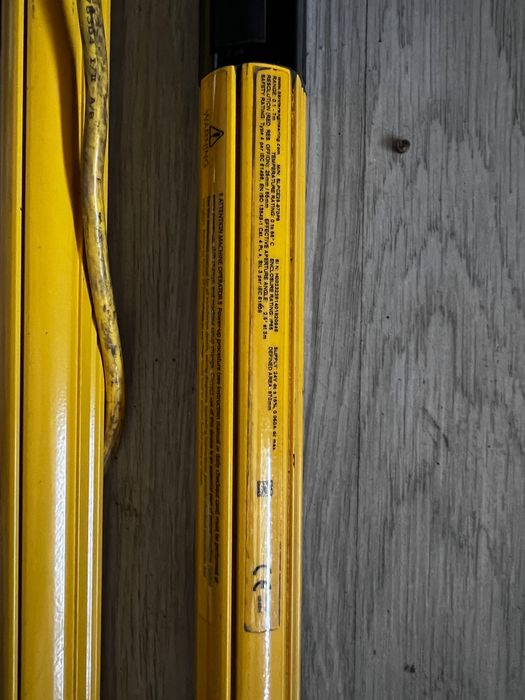 Kurtyna świetlna Banner SLPE25-1390P8 z SLPE25-970P8