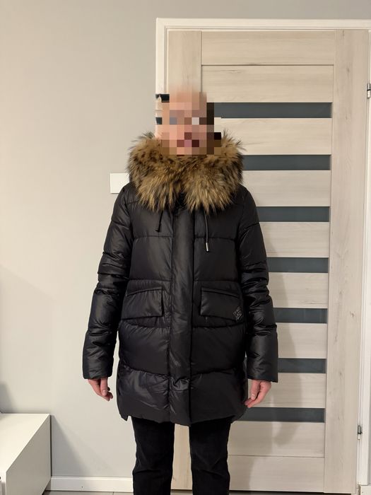 Czarna kurtka puchowa z naturalnym futrem jenota,  r. 44 – jak nowa!