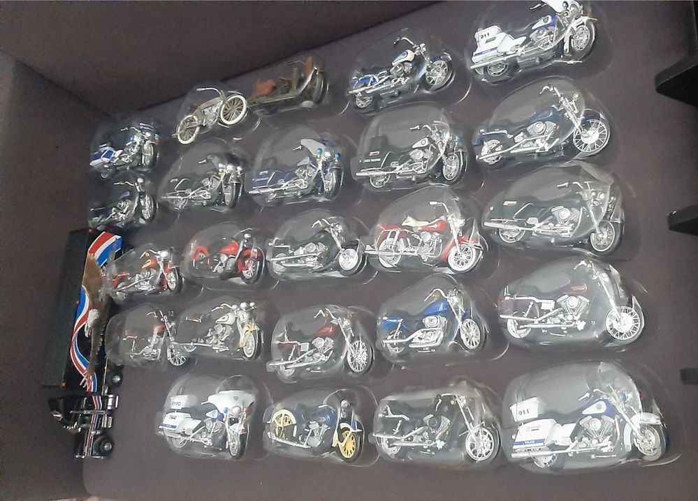Coleção de 24 miniaturas motos Harley Davidson + Movel - Ediclube