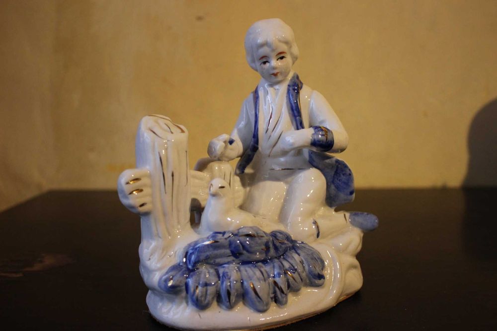 Figurka , fajans , chłopiec i gołąb  , PRL