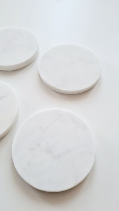 Marmurowe podkładki Westwing  białe, zestaw eleganckich podstawek