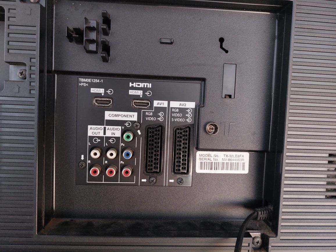 Telewizor LCD Panasonic 32" TX-32LE8FA z pilotem i kablem antenowym Pń