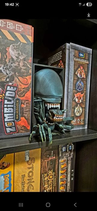 Alien para estante de livros