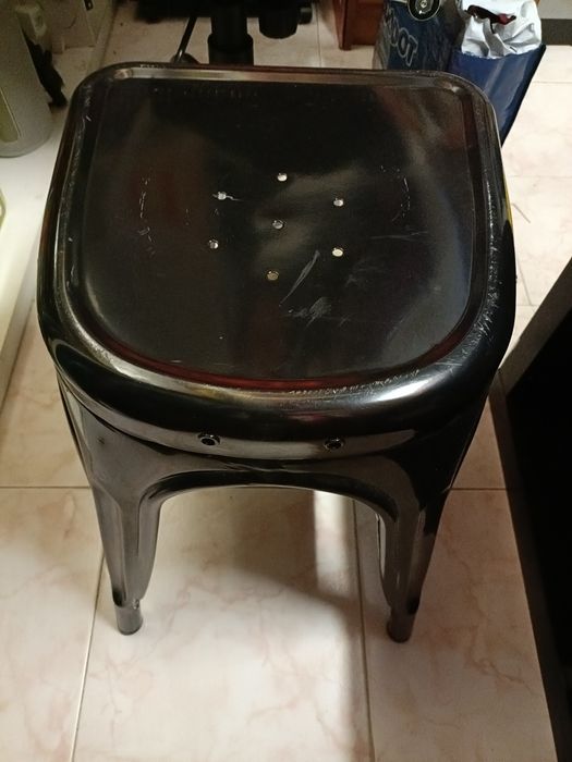 Banco de metal preto