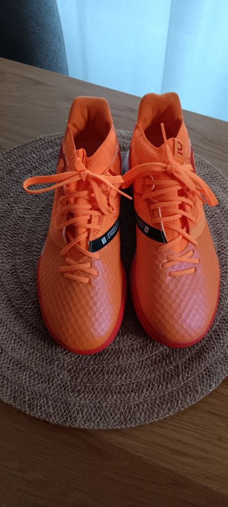 Nowe buty do piłki nożnej dla chłopca Turfy marki Kipsta rozmiar 39