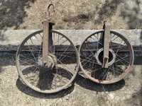 Rodas antigas usadas na construção para içar material à corda.