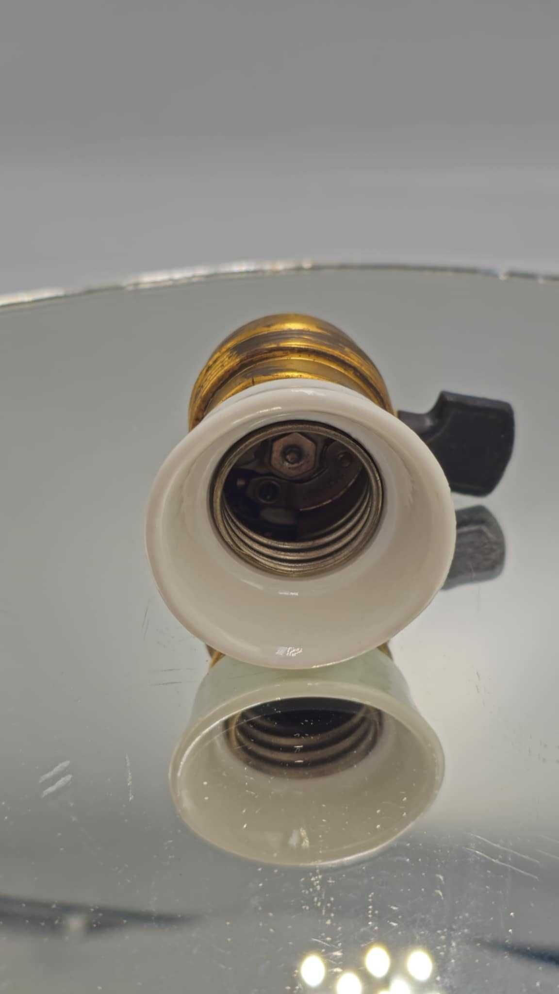 Przedwojenna mosiężna oprawka z wyłącznikiem E27,z porcelanką