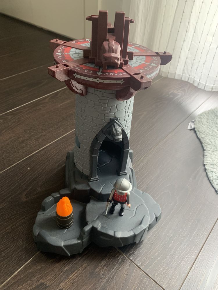 Torre do castelo do dragão com boneco Playmobil