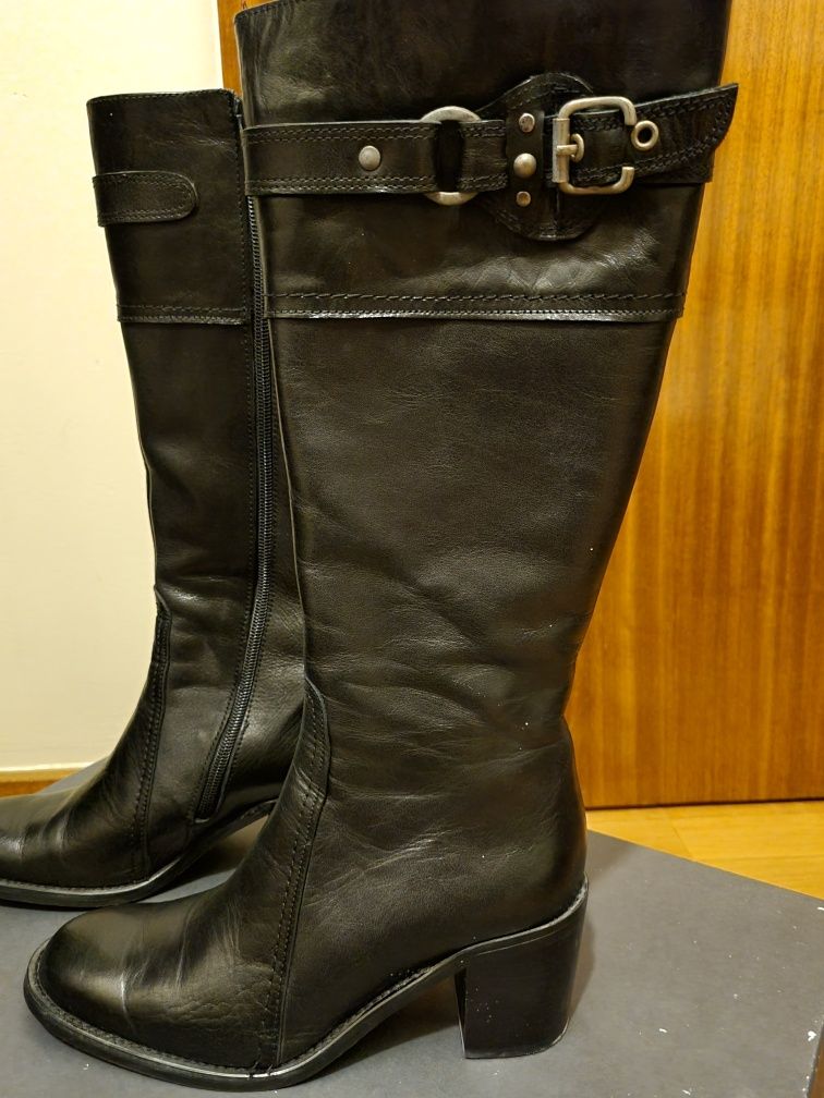 Botas todas em Pele Pretas