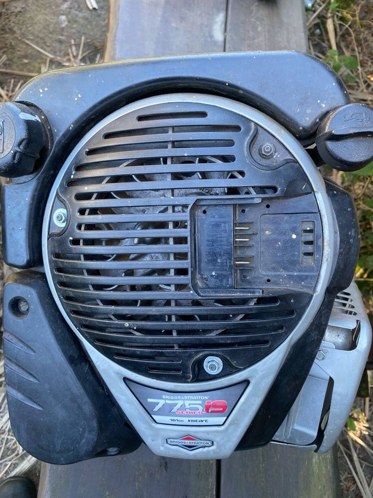 Silnik do kosiarki Briggs &stratton 775is instant