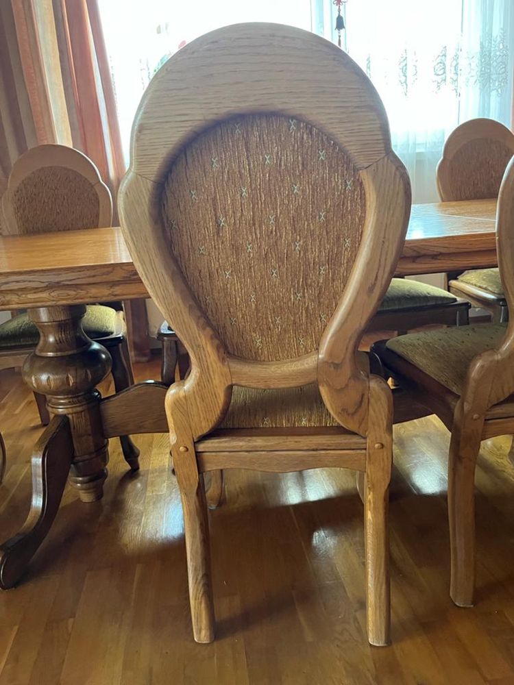 Duży stół do salonu z krzesłami