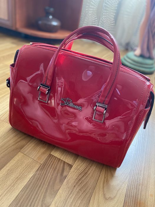 Продам лаковую сумку