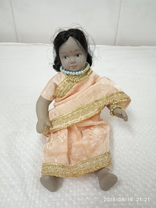 Bonecas de Porcelana Roupas Tradicionais