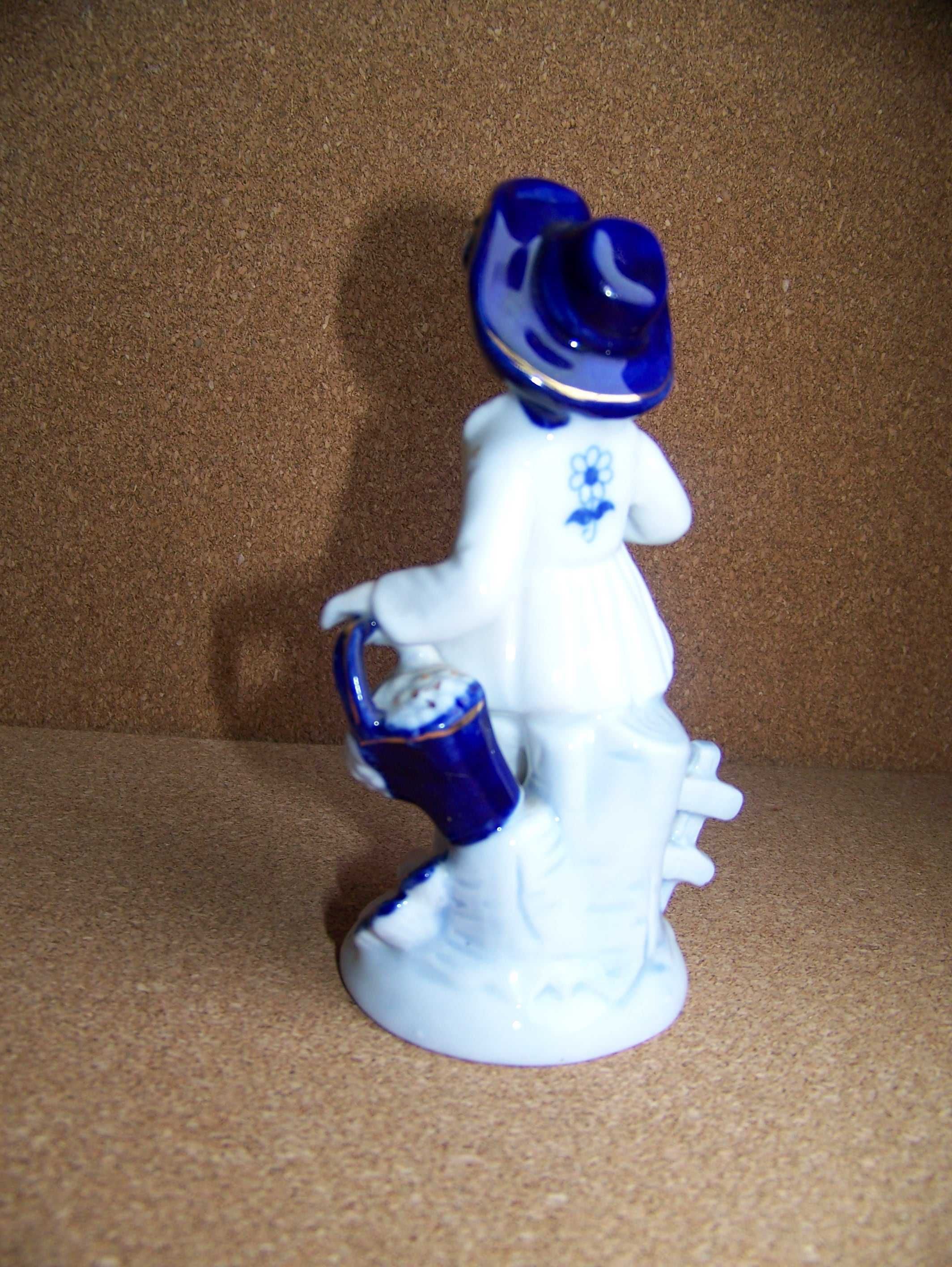 porcelanowa figurka młodzieńca