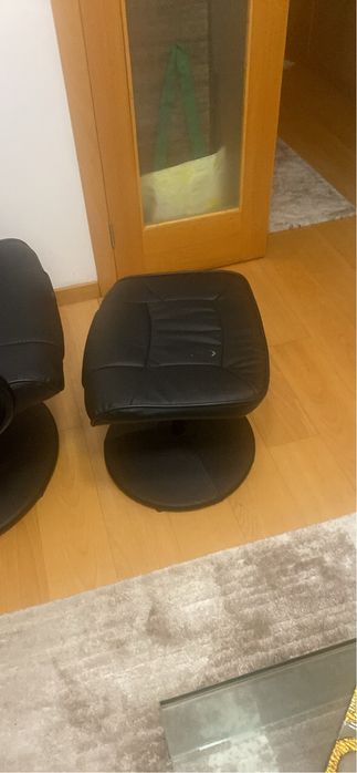 Cadeira encosto rotativa com apoio pes