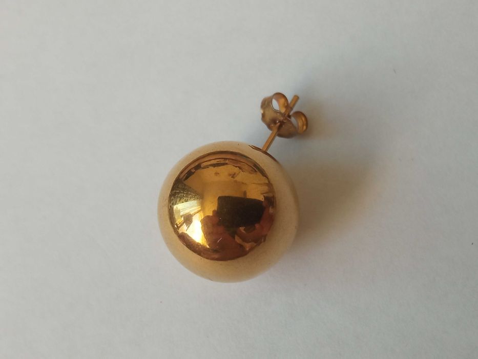 Kolczyk pojedynczy na sztyfcie stalowy złoty kulka 1,5 cm Stal chirur.