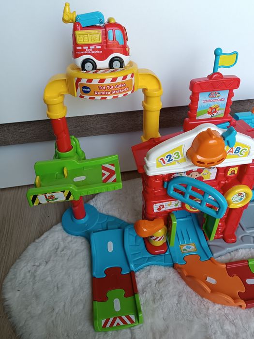 Remiza strażacka Tut Tut z autkiem na baterie Vtech