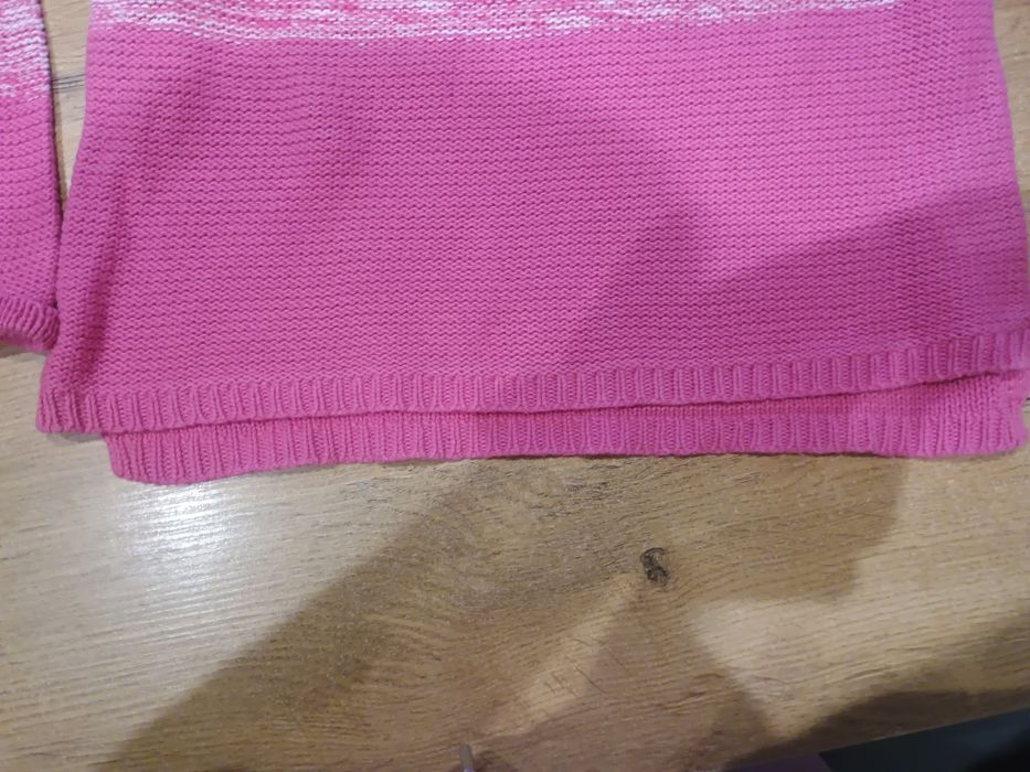 Różowy sweterek młodzieży