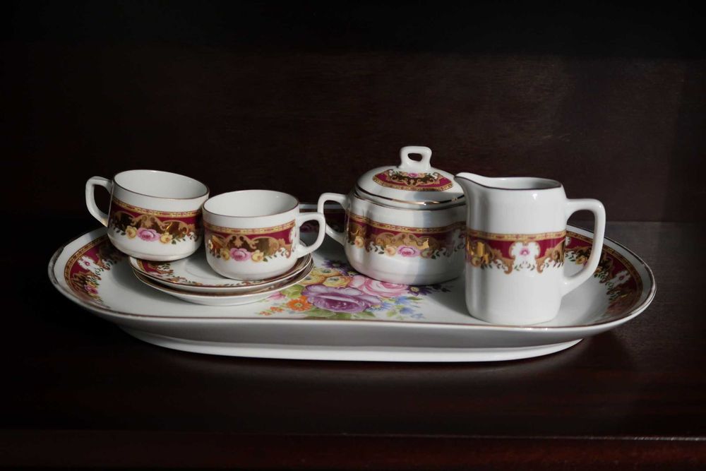 Prato com 2 chávenas de café, leiteira e açucareiro