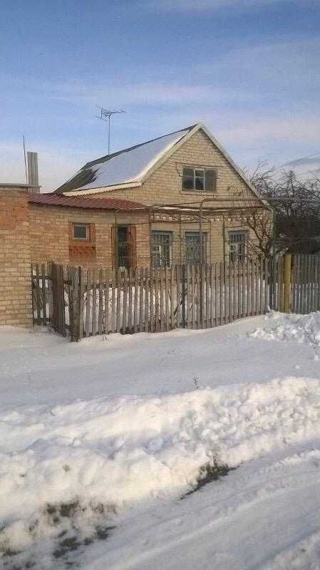 Дом из белого кирпича.