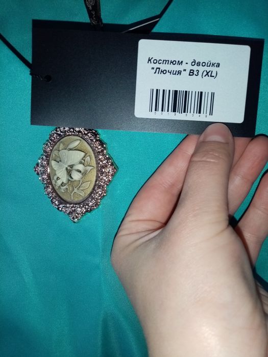 Костюм двойка з оригінальною брошкою