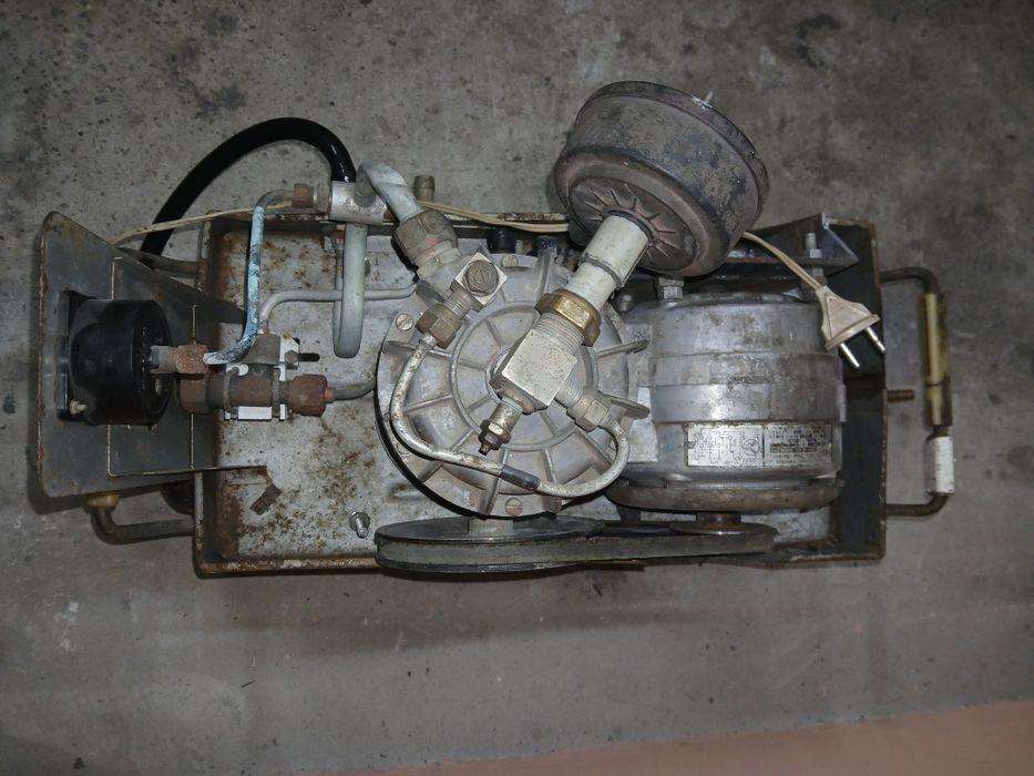 Продам  компресор 220в