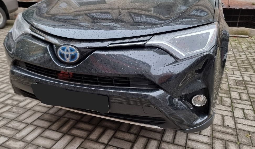 Оригинальный передний бампер Toyota RAV4 2017  года