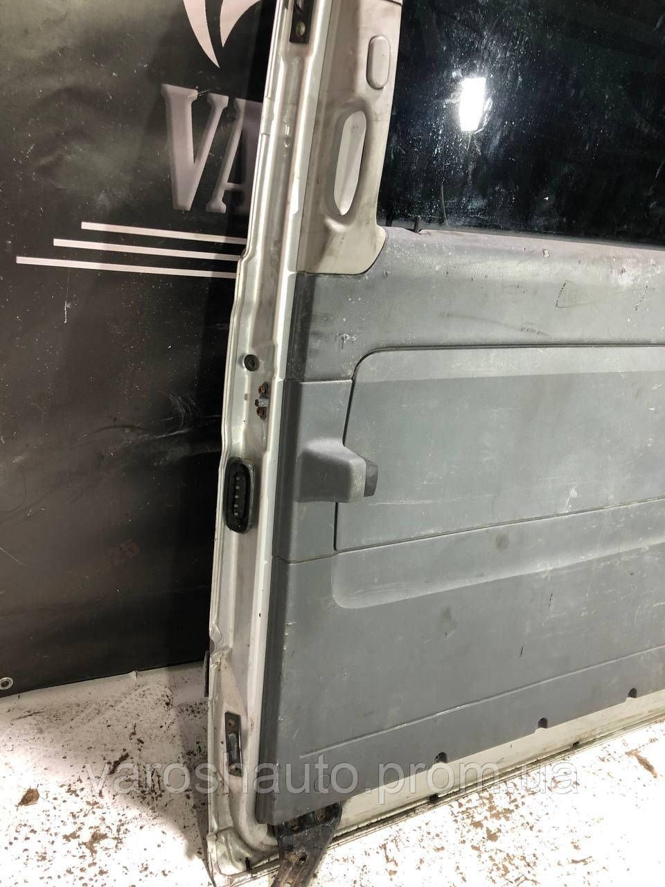 Двері бічна права розсувна Mercedes Benz Vito W639 A6397302505 1RS