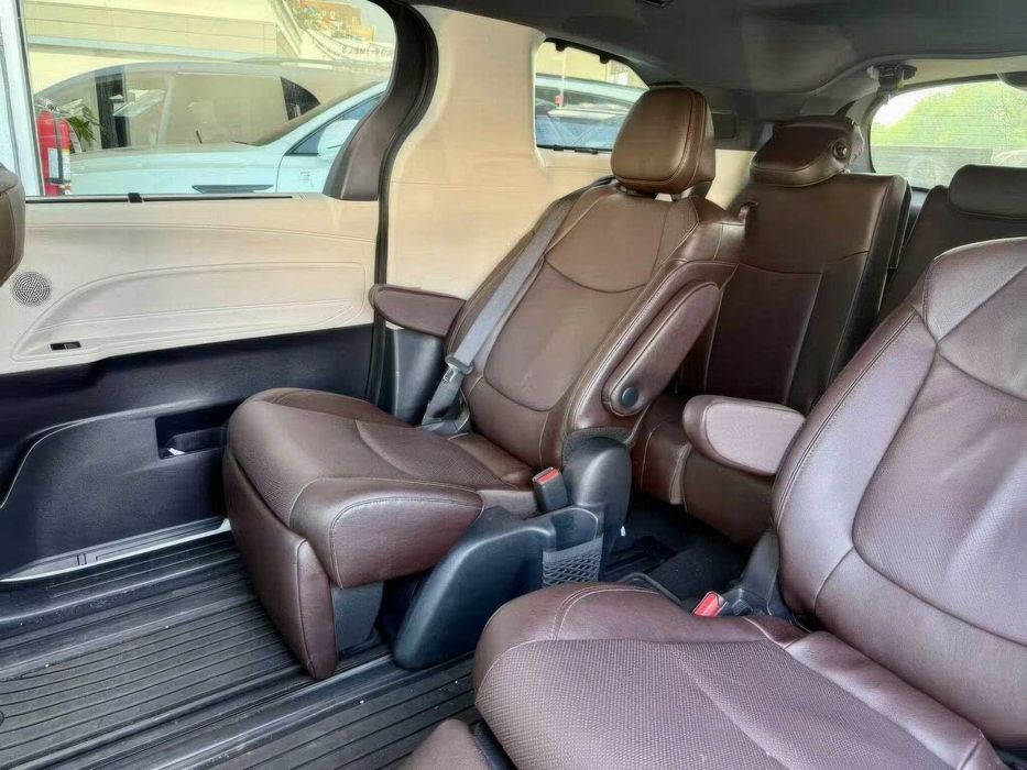 Toyota Sienna Platinum 7-Passenger      2023