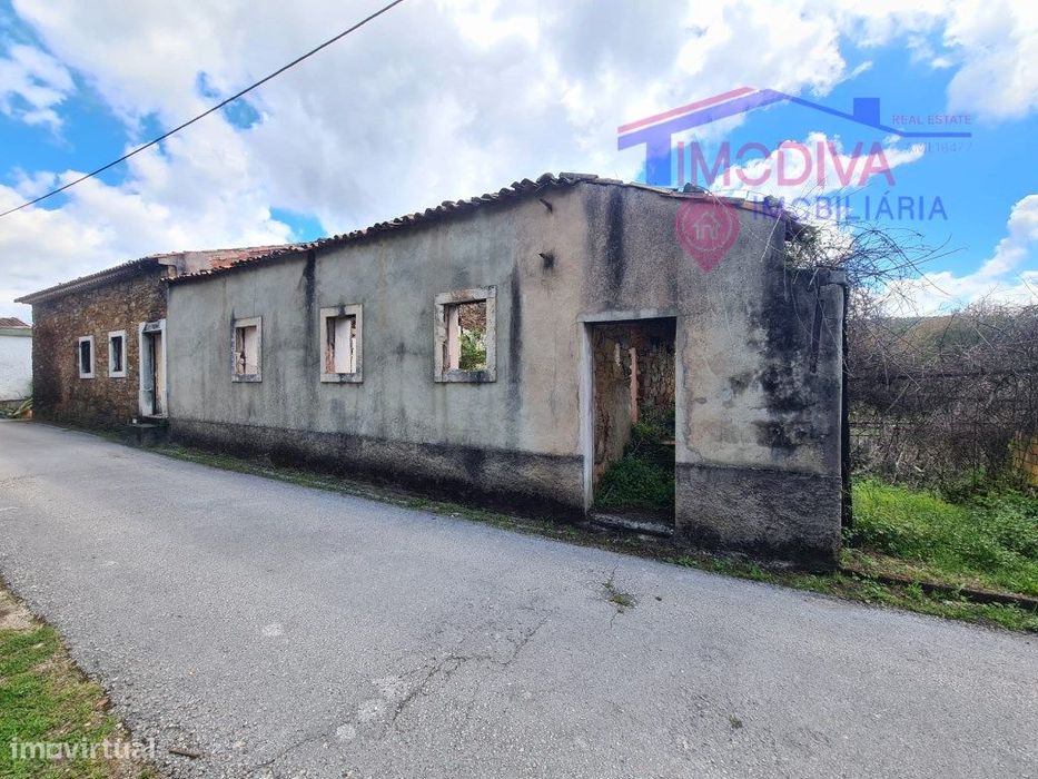 Casa geminada para reconstrução, próximo de Castanheira de Pera